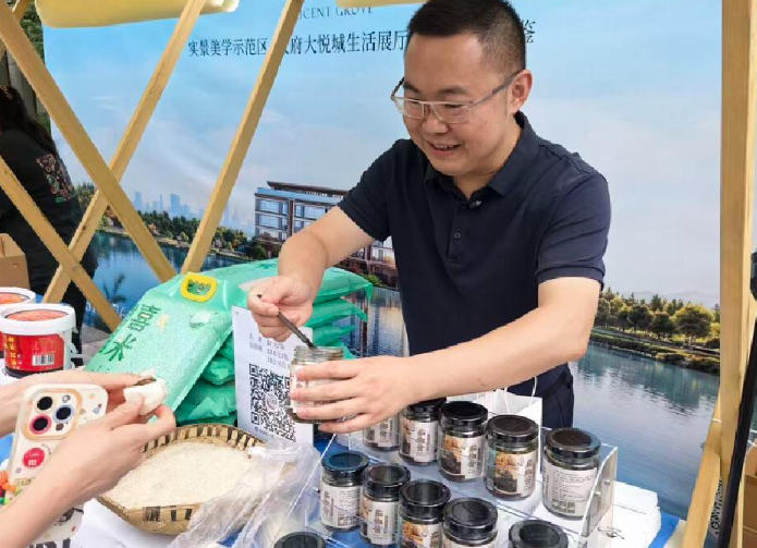 展會上，蘇杰邀請觀眾品嘗竹絲茄。受訪者供圖