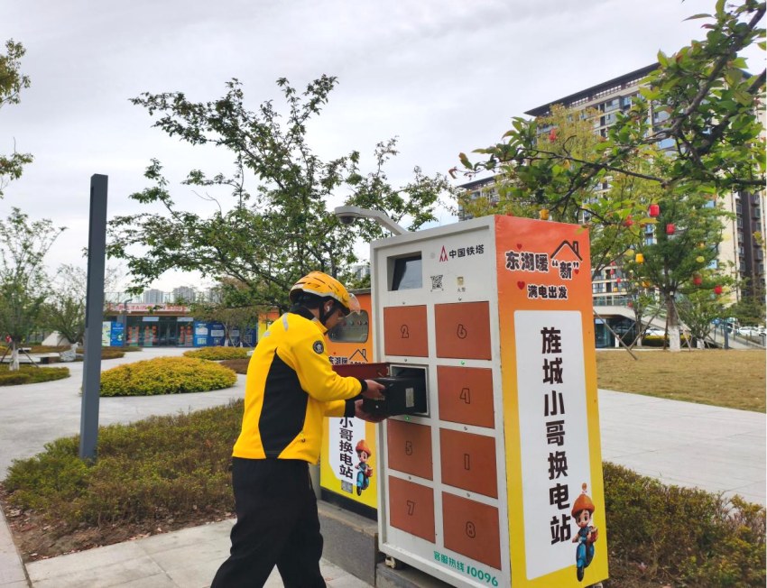 外卖小哥在东湖街道职工之家服务片区内更换电瓶。旌阳区委宣传部供图