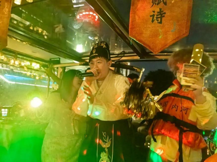 阿舟与游客载歌载舞。夜游锦江供图