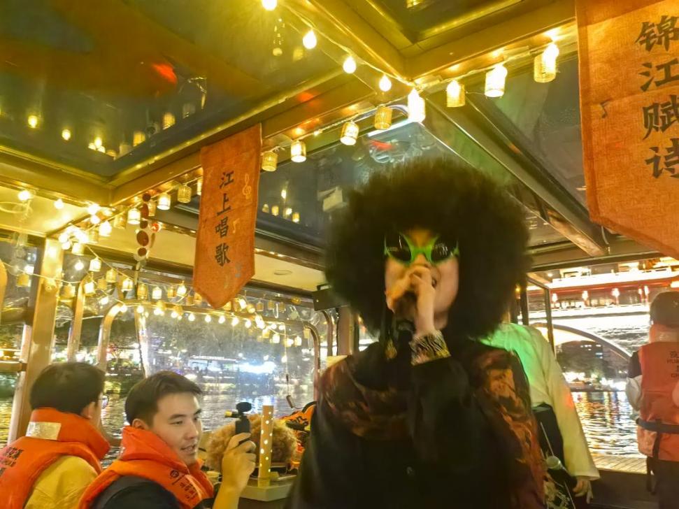 成都女孩晚晚热情演出。夜游锦江供图