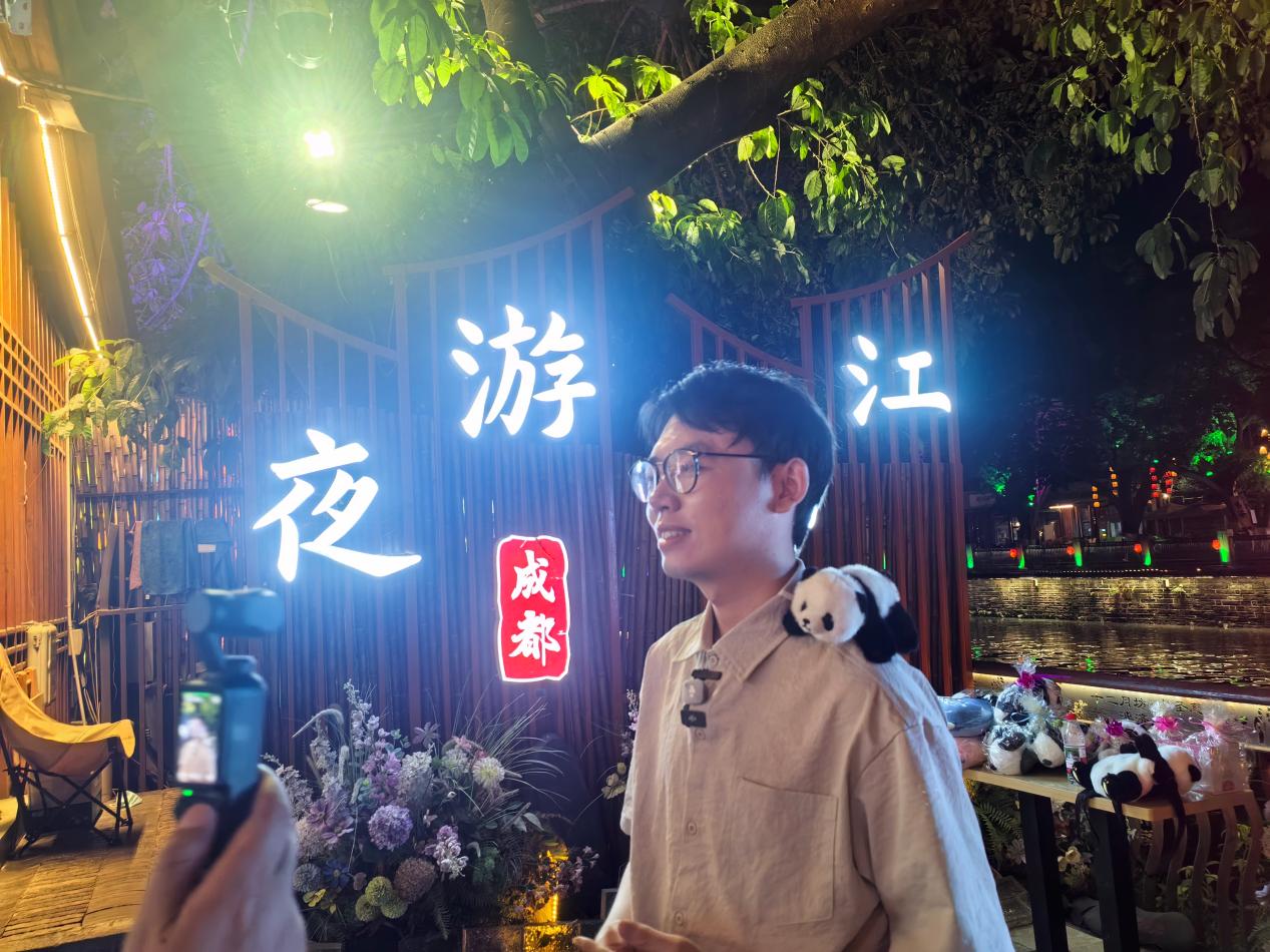 工作人员介绍嗨游音乐主题游船新玩法。夜游锦江供图