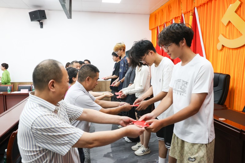 对十里村高考升学的优秀学子进行奖励。翠屏区融媒体中心供图