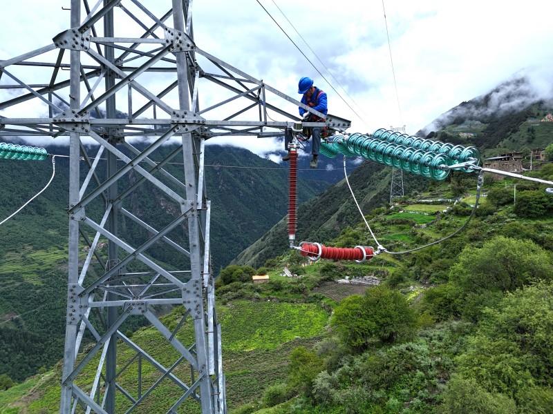 国网阿坝供电公司加快推进电网建设，保障区域可靠用电。&nbsp;张懿玲摄