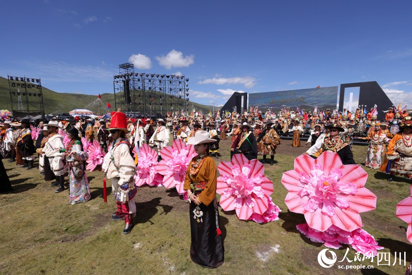 第四屆“福地色達·金馬之邀”游牧文化旅游季開幕式現場。王鴻艷攝