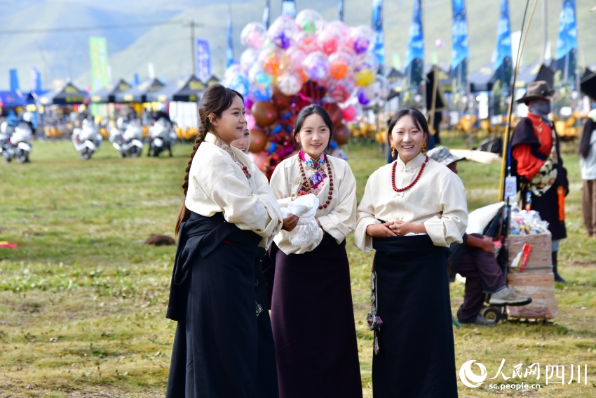 第四屆“福地色達·金馬之邀”游牧文化旅游季開幕式現場群眾。王鴻艷攝