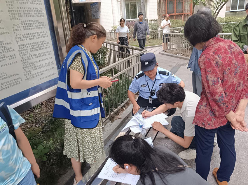 “警格+网格”人员进行入户信息采集。巴中市委宣传部供图