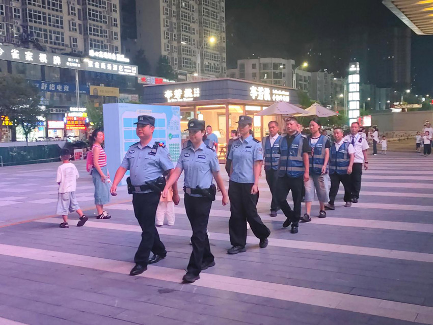 “警格+网格”人员夜间巡航。巴中市委宣传部供图