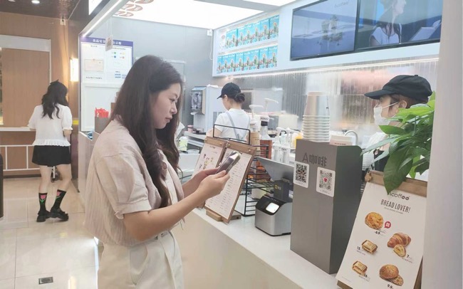 譚女士購買咖啡。黃成薇供圖