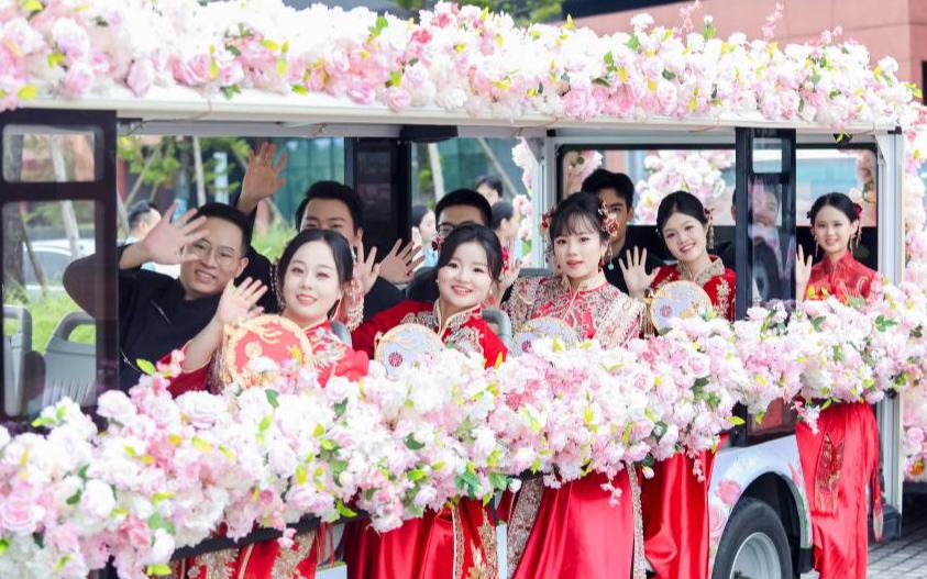 七夕，成都18对新人在世博园写下“我愿意”