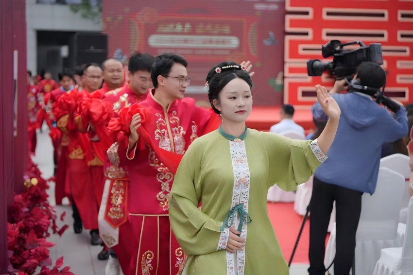 達州市公益婚戀系列活動之集體婚禮在通川轄區舉辦。達州市通川區融媒體中心供圖