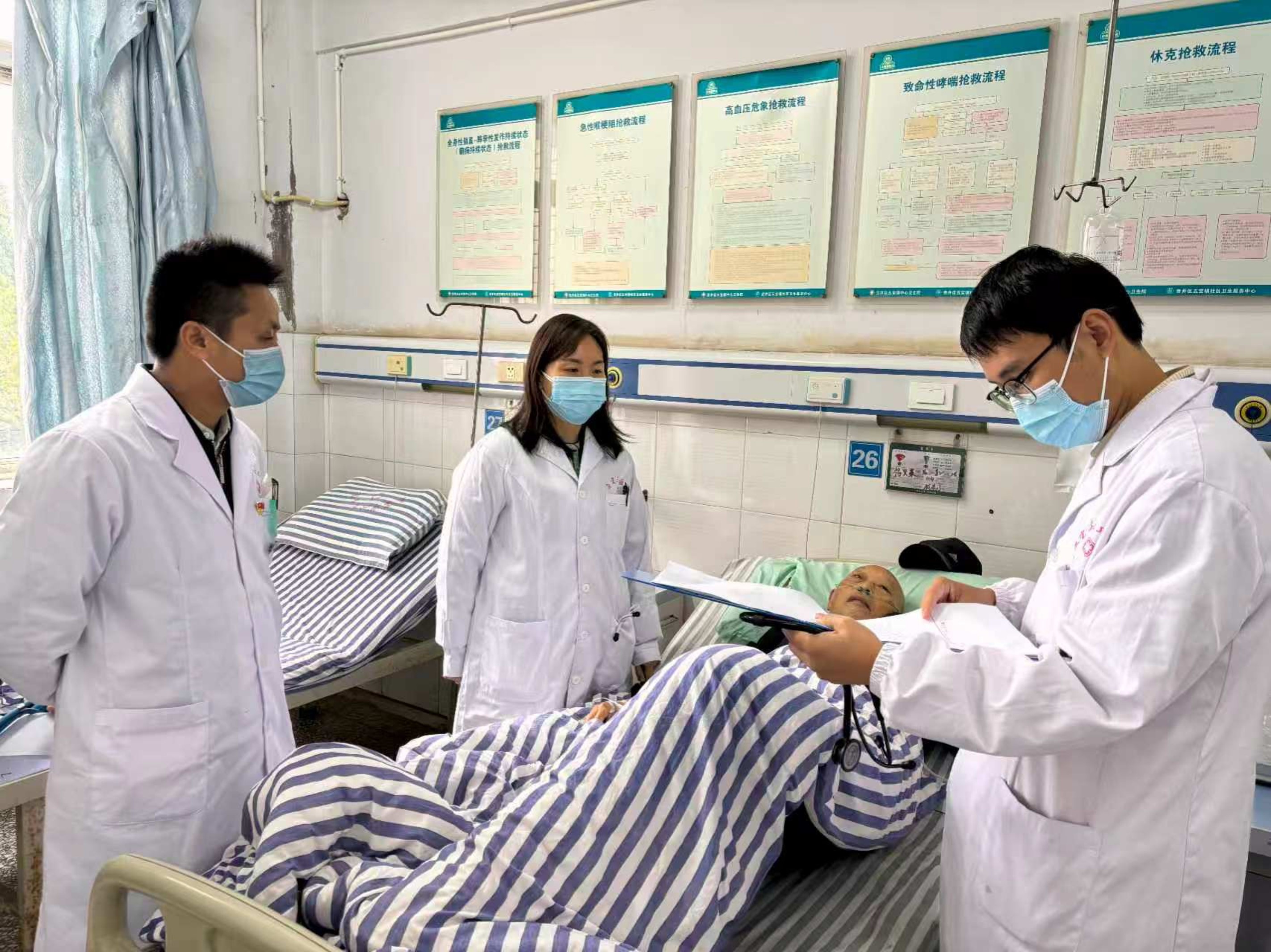 自貢市第三人民醫院醫生下沉基層查房帶教。自貢市第三人民醫院供圖
