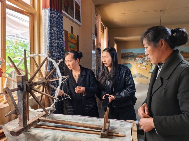 學習傳統絲紡。楊秋艷供圖