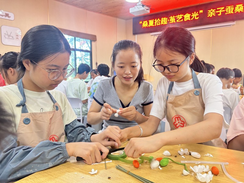 親子蠶桑活動。楊秋艷供圖