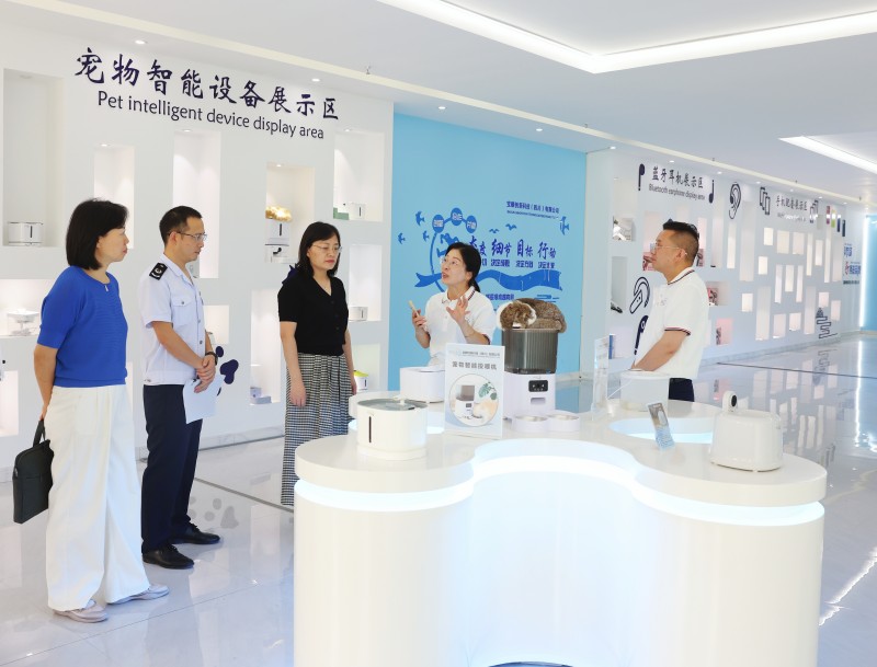 卓玉梅（中）带队驻企帮扶解难题。达州市税务局供图