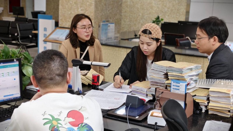 企業負責人填寫開通網廳的申請表。朝天區融媒體中心供圖