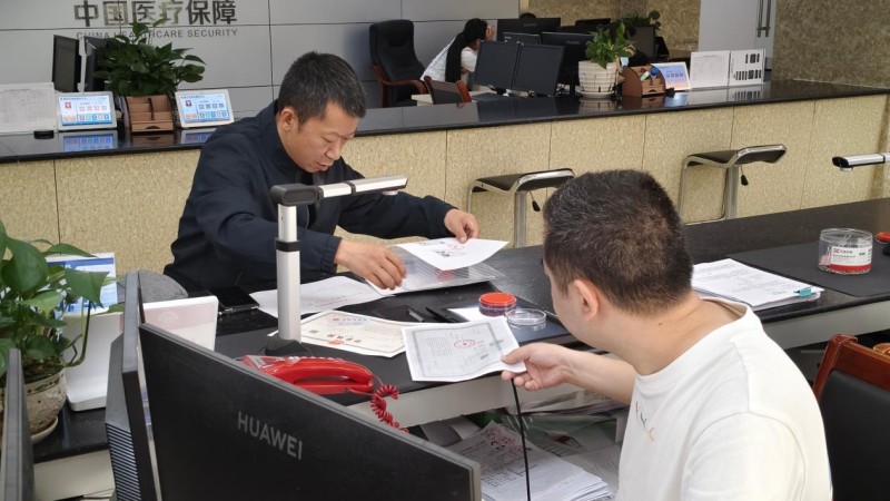 企業經辦人上交網廳申請材料。朝天區融媒體中心供圖