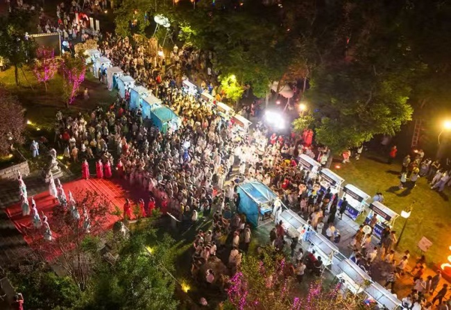 游客在相如故城非遺集市觀看節目表演。汪澤民攝