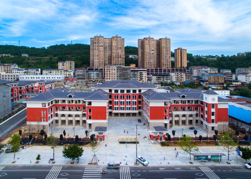 新建的学校。赵雪洋供图