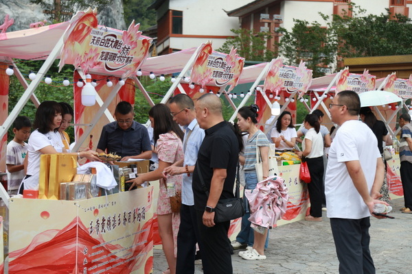 “巴山趕場·源味好物”集市。馮津榕攝