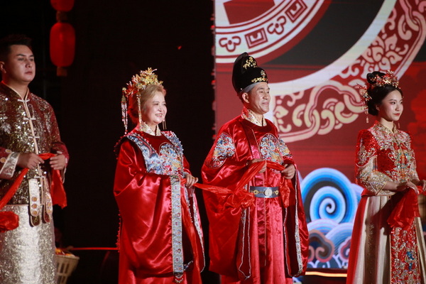 “集體婚禮”表演。馮津榕攝