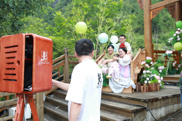 游客在打卡點免費拍照。馮津榕攝