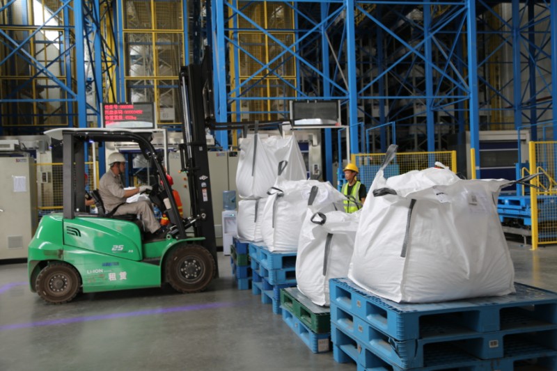 协鑫科技乐山鑫能（一期）20万吨磷酸铁锂正极材料项目成品库。张清摄