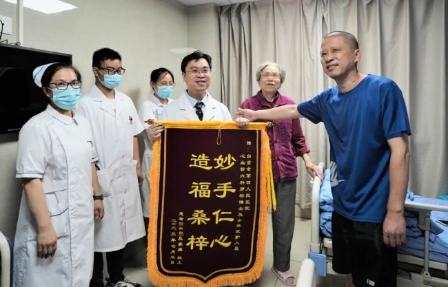 患者家属向罗裕赠送锦旗。自贡市第四人民医院供图