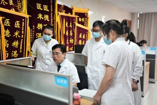 罗裕指导团队成员。自贡市第四人民医院供图