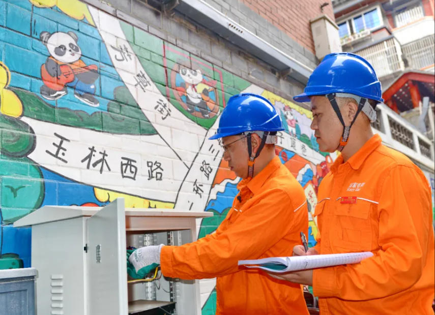 2024年8月15日，國網四川電力成都高新連心橋黨員服務隊隊員陳浩燃、羅宇在10千伏玉豐線玉林站側公變開展紅外線測溫工作。（陳翔 攝）