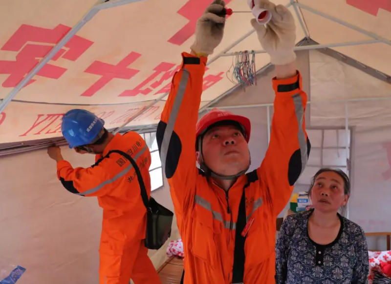 2019年6月19日，國網四川電力成都高新連心橋黨員服務隊馳援宜賓抗震搶險，為安置帳篷接電。（謝勇 攝）
