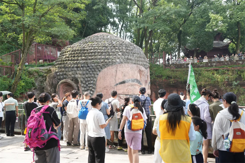 乐山大佛景区游人如织。乐山市融媒体中心供图