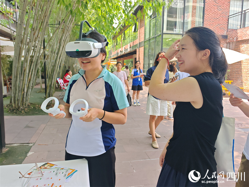 戴上VR头盔，沉浸式感受工地、职场工伤事故模拟场景。人民网记者 王波摄