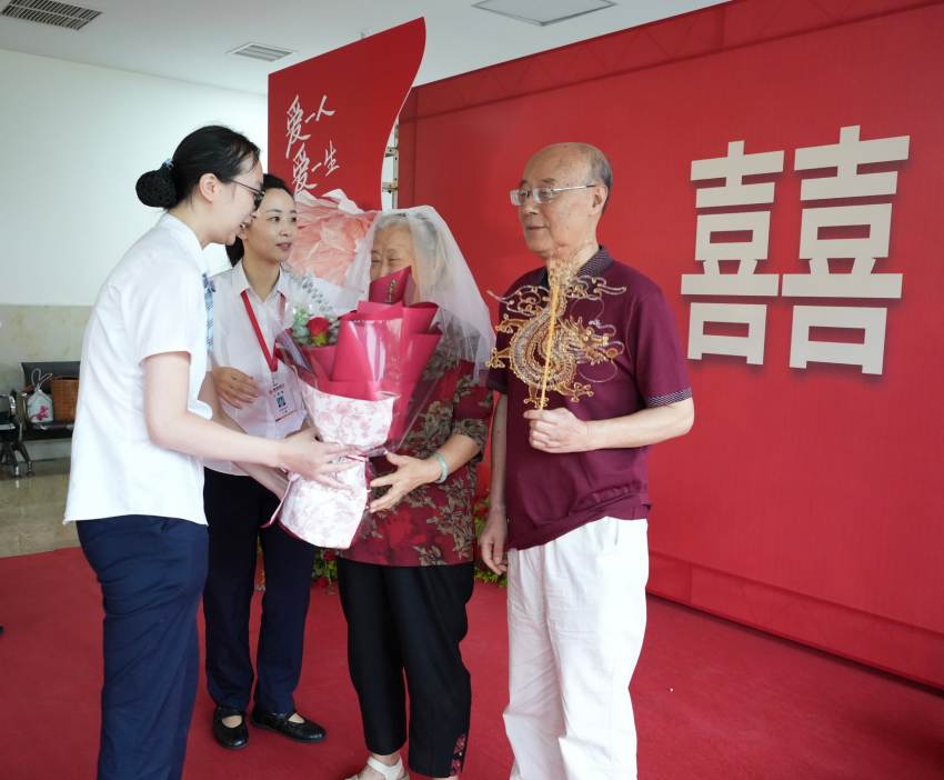 为金婚老人补拍纪念婚照。成都银行供图