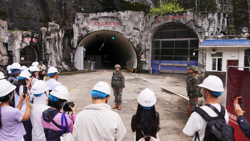 “传承长征精神、坚守青春哨位”体验式采访活动现场，中队官兵讲述坚守大山的奋斗故事。郑磊摄