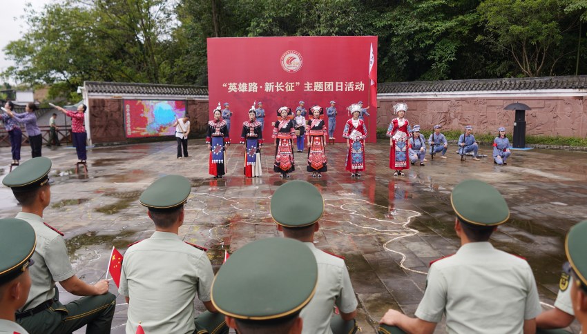 “英雄路·新长征”主题团日活动现场，官兵和驻地群众同台演绎《映山红》，悠扬旋律诉说军民同心的鱼水情谊。郑磊摄