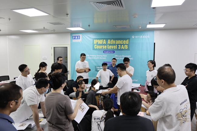 學員結合真實疑難病例開展實操交流。四川泰康醫院供圖