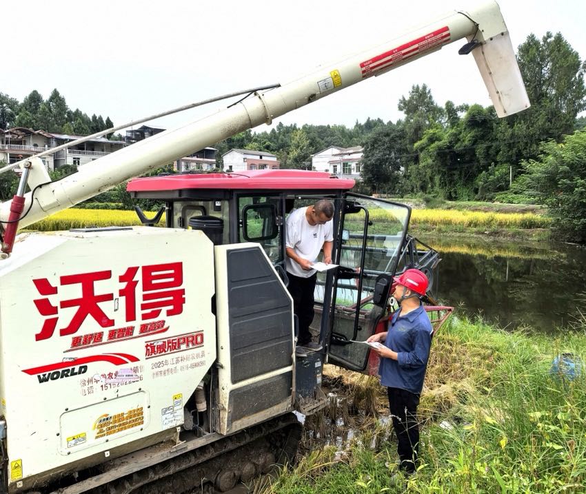 提醒農機手安全作業。四川省水電集團供圖