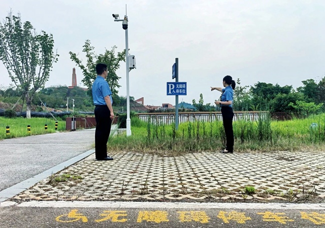 检察官现场勘察无障碍设施。蓬溪县检察院供图