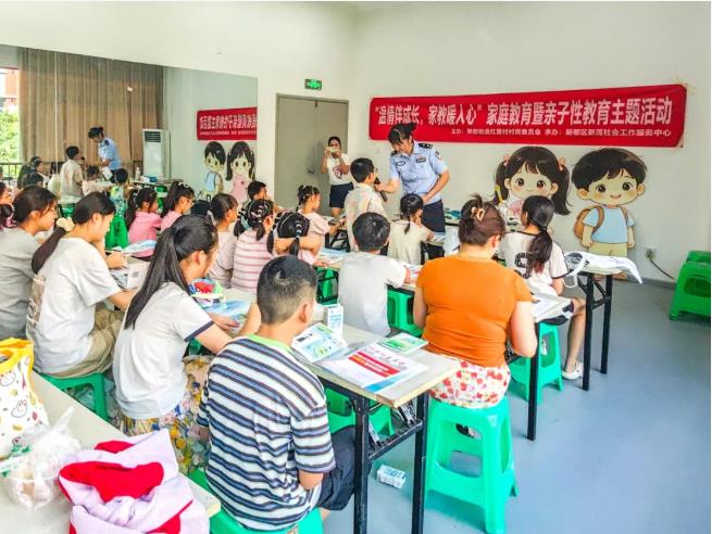 楊天翠在進行法治教育宣講課（一）。新都公安供圖