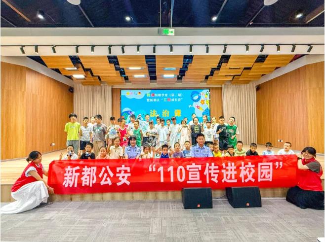 楊天翠在進行法治教育宣講課（二）。新都公安供圖