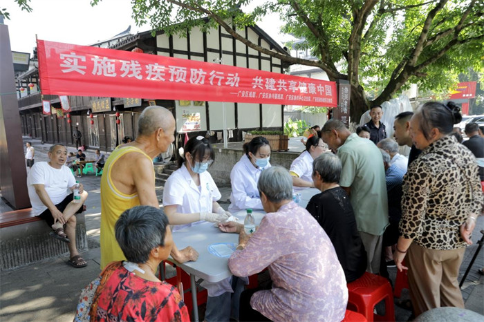 8月24日，在四川省廣安市廣安區協興鎮協興老街，廣安區協興中心衛生院醫務人員在為群眾義診和殘疾篩查。廖小兵攝