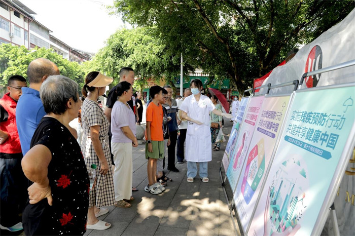 8月24日，在四川省廣安市廣安區協興鎮協興老街，廣安區協興中心衛生院醫務人員在向群眾宣傳實施殘疾預防行動的目的意義。廖小兵攝