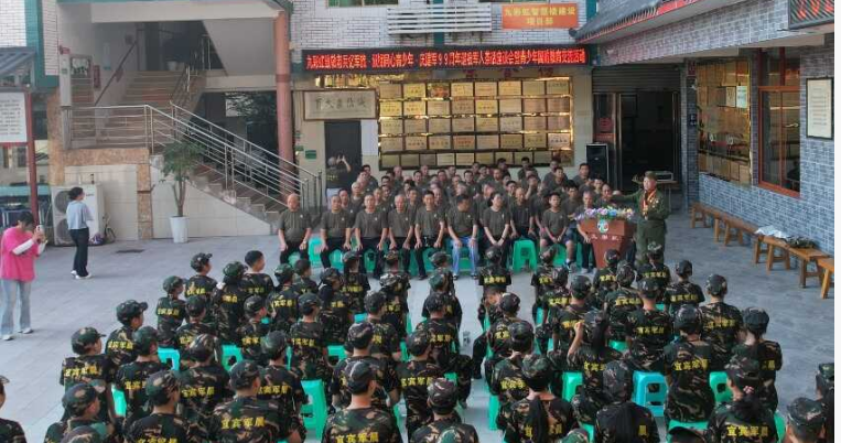 “致敬老兵憶軍旅﹒雙擁同心育少年”主題活動現場。宜賓市退役軍人事務局供圖
