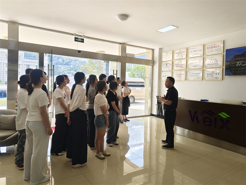 看家鄉企業發展。朝天區融媒體中心供圖