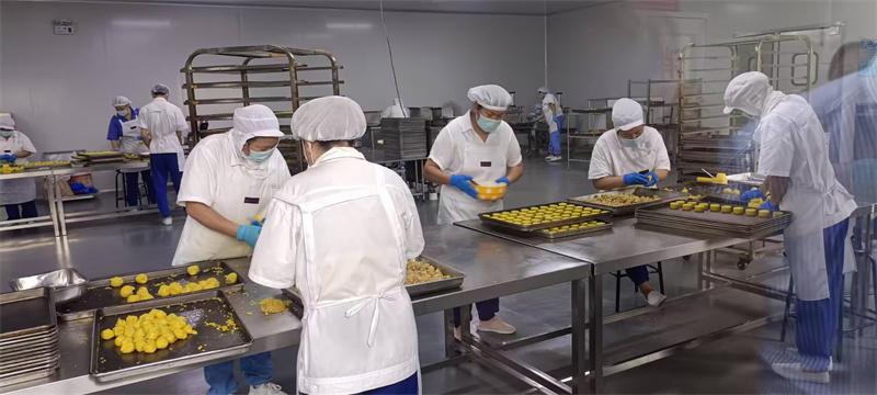 工人正在做傳統手工月餅。朝天區融媒體中心供圖