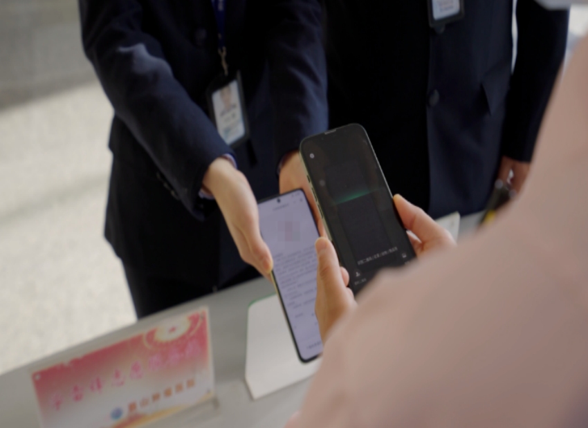 执法人员“亮码入企”，企业工作人员扫码核验，深入推进“综合查一次”改革。眉山市司法局供图