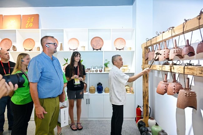 嘉宾驻足观赏特色陶艺展品。蒋兵供图
