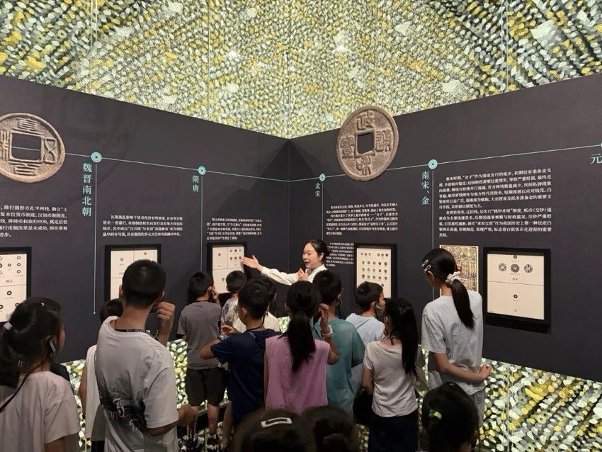 參觀博物館。黃鈺潔攝