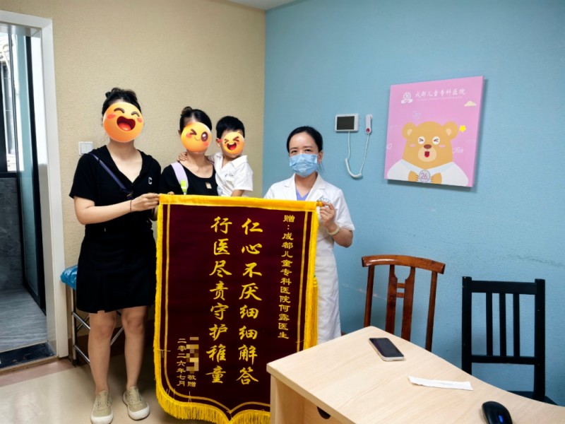 患者家屬送來錦旗。張靜供圖