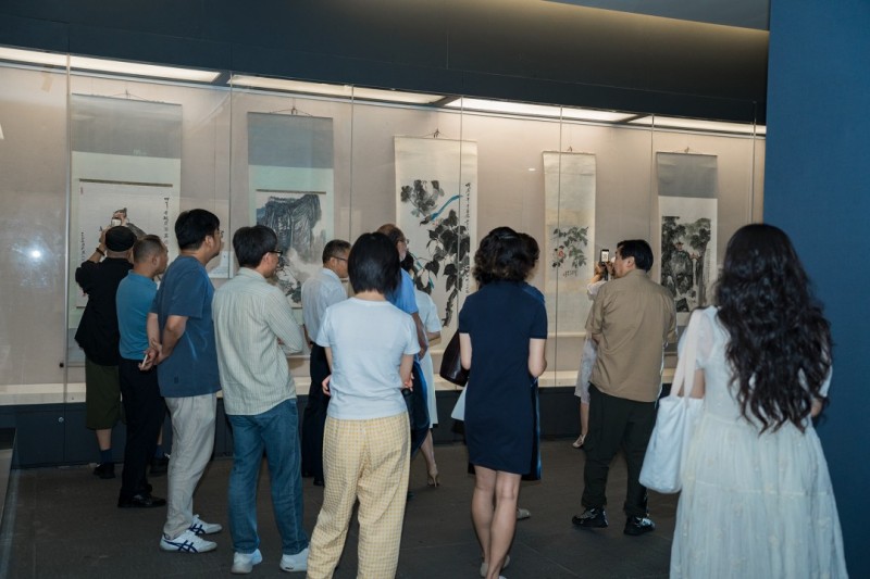 市民游客观展。乐山市美术馆供图